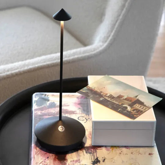 LumaGlow - Minimalistische und energieeffiziente LED-Schreibtischlampe