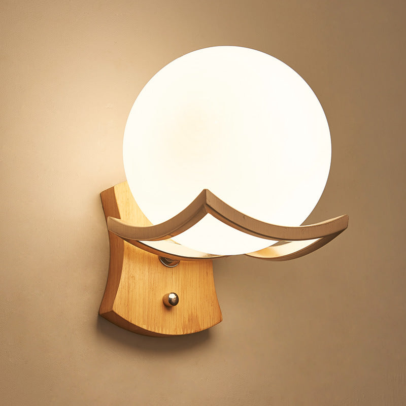 Lunawood - Runde Opalglas Wandleuchte mit minimalistischem Holzrahmen