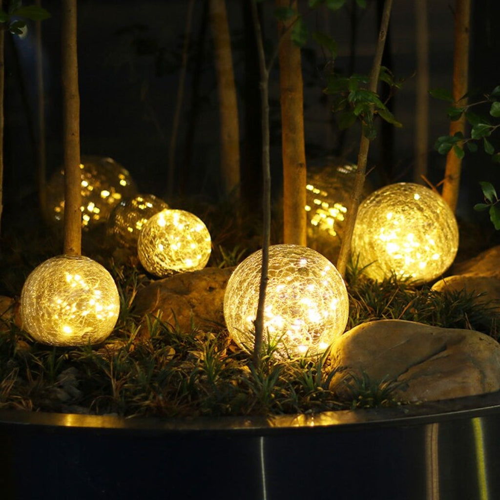 GlowGlobe - Solar-gestrickte Glasleuchte mit Erdspieß