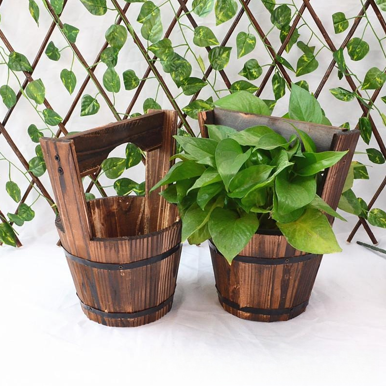 Rustikale Outdoor-Pflanzkästen im Fassstil – Klassische Gartenblumenkübel mit Holzoptik