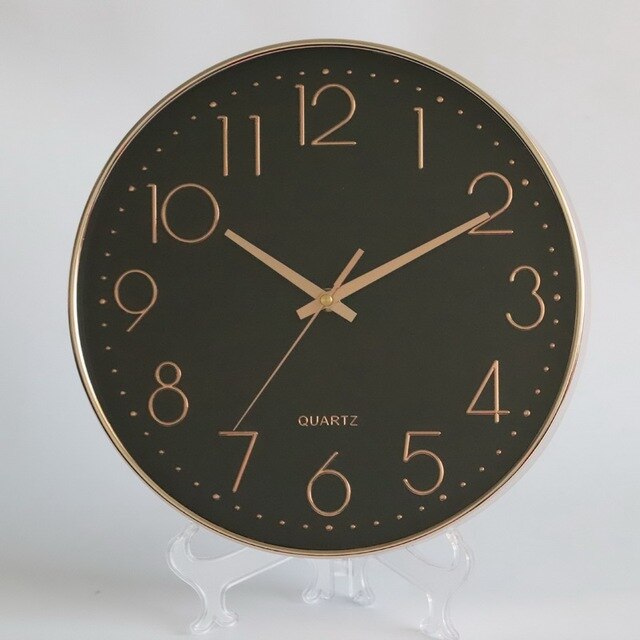 EclipseTime – Modernes Wanduhr mit schwarzem Ziffernblatt und roségoldenen Akzenten