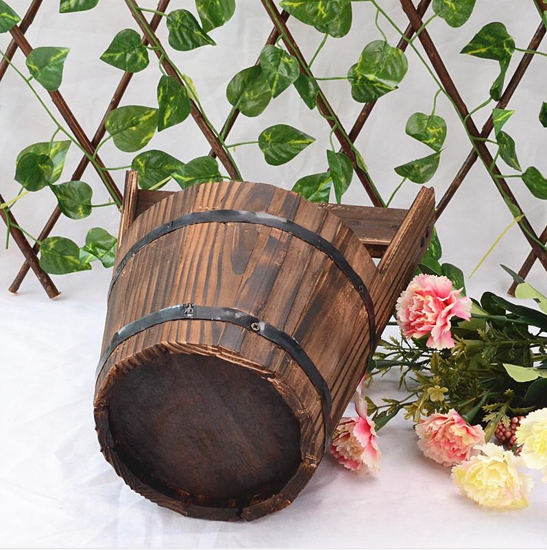 Rustikale Outdoor-Pflanzkästen im Fassstil – Klassische Gartenblumenkübel mit Holzoptik