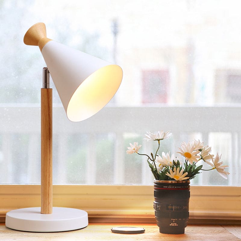 NordicGlow – Moderne Rustikale Lampe mit Kegeldesign