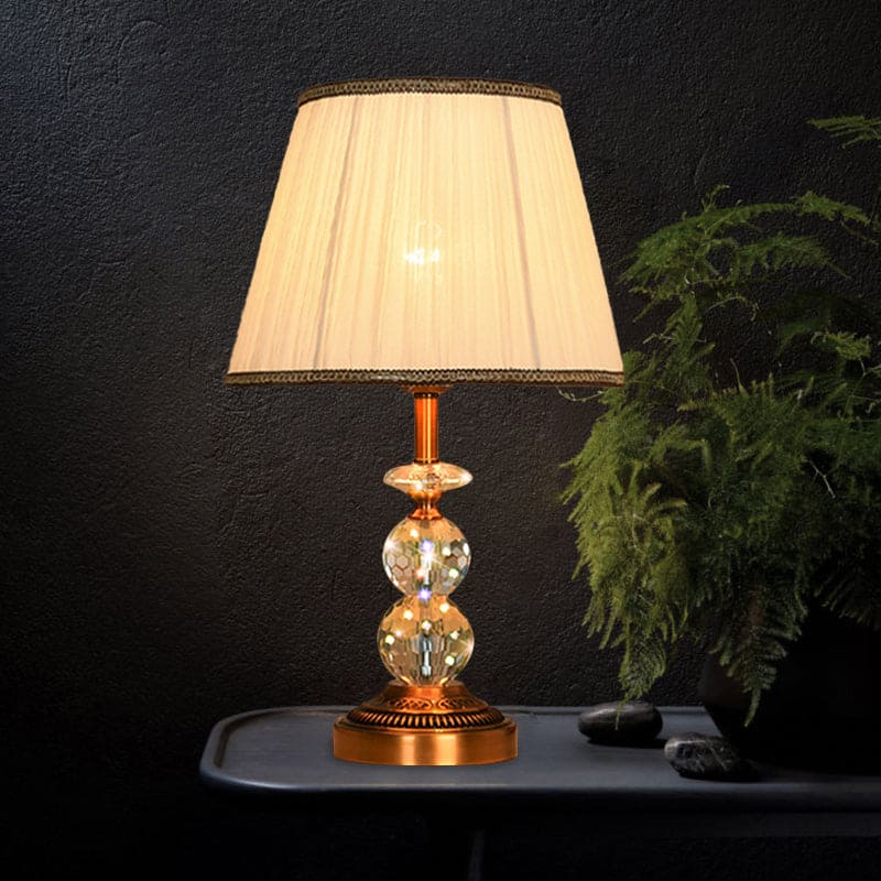 LumiCrystal – Elegante Tischlampe mit facettierten Kristallkugeln