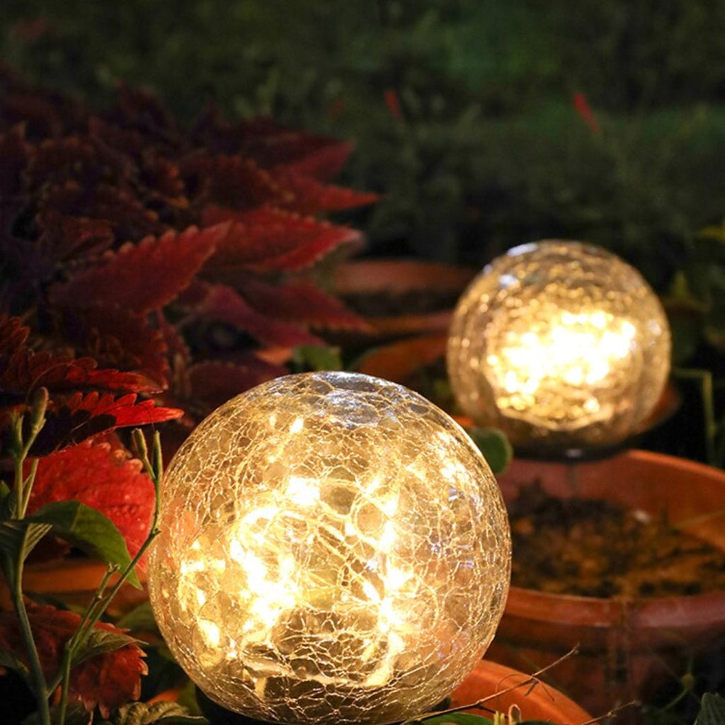 GlowGlobe - Solar-gestrickte Glasleuchte mit Erdspieß