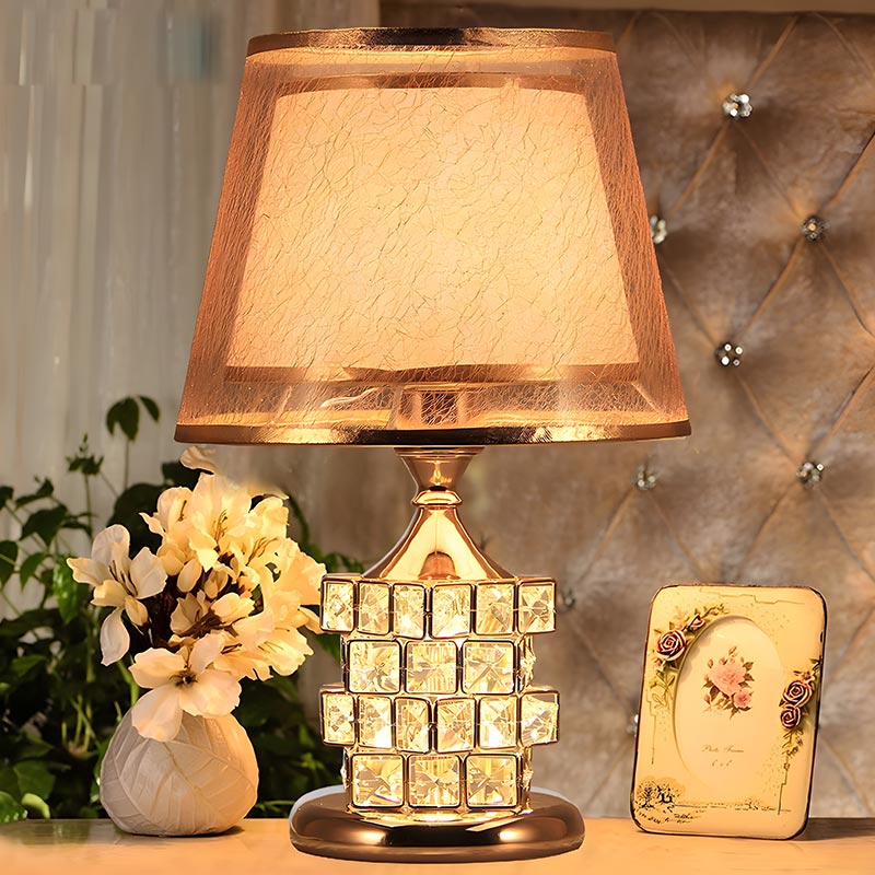 CrystGlow - Goldene Kristall-inspirierte Tischlampe