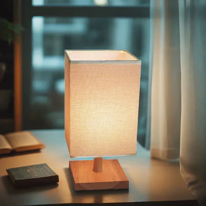 TerraGlow - Minimalistische Tischlampe mit quadratischem Holzfuß