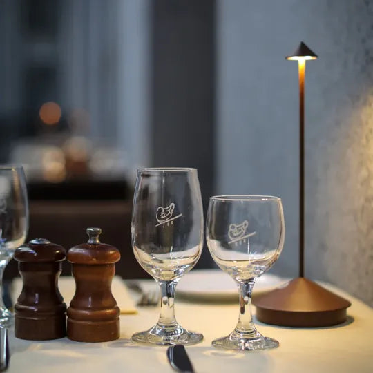 LumaGlow - Minimalistische und energieeffiziente LED-Schreibtischlampe