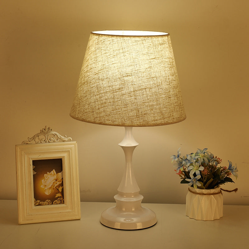 SoftGlow Nachttischlampe mit Textilschirm – Moderne minimalistische Tischlampe