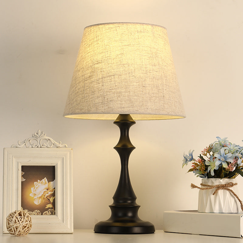 SoftGlow Nachttischlampe mit Textilschirm – Moderne minimalistische Tischlampe