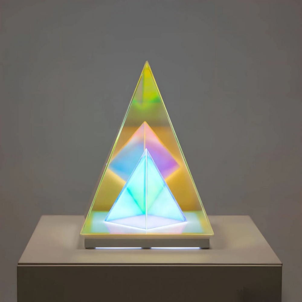 LumiPyramid - Pyramidenlampe mit sich verändernden irisierenden Farben