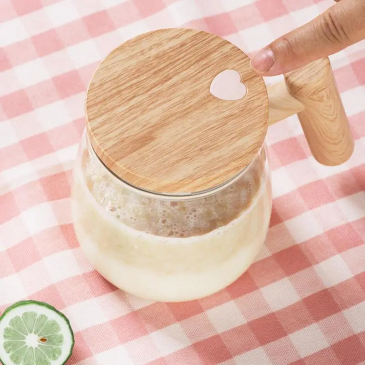 WhirlBrew - Selbstumrührendes Glasbecher mit Holzgriff