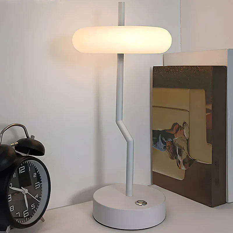 CurvaGlow - Elegante Stehlampe mit rundem Schirm
