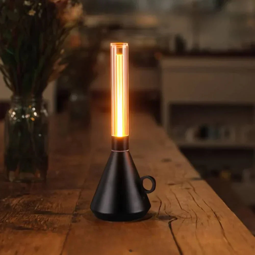 LumiCone - Moderne LED-Tischlampe mit klarem Rohr und konischer Basis
