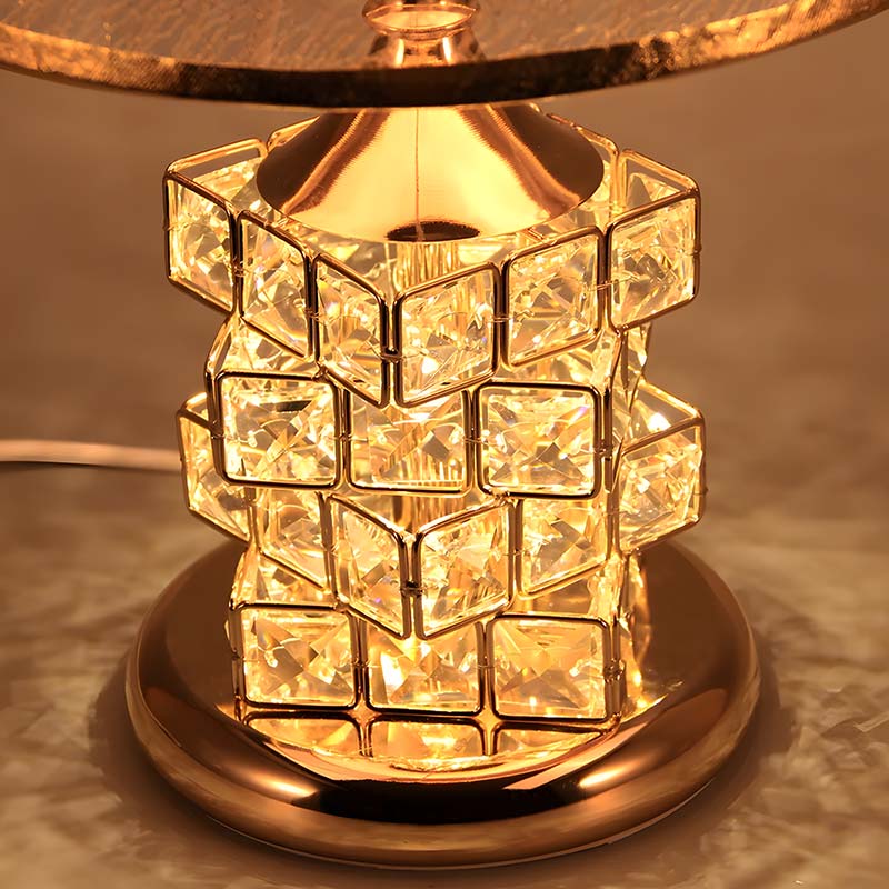 CrystGlow - Goldene Kristall-inspirierte Tischlampe