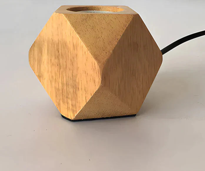 GeoLume – Tischlampe mit facettiertem geometrischem Holzfuß