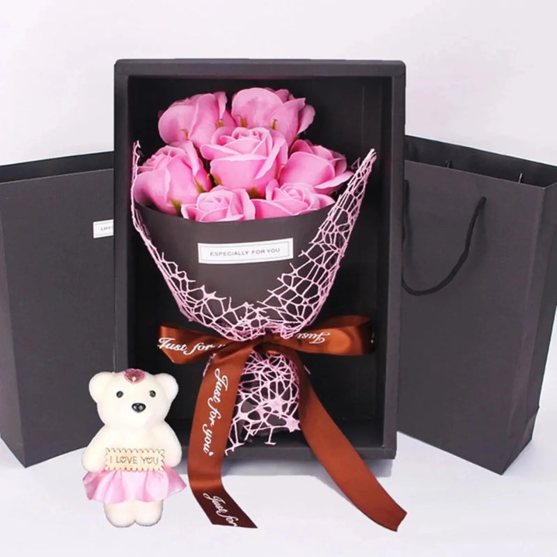 BlossomHug - Blumenstrauß mit niedlichem Bärchen