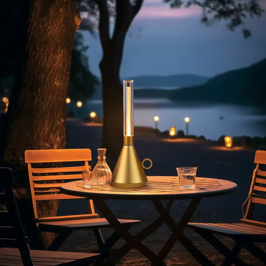 LumiCone - Moderne LED-Tischlampe mit klarem Rohr und konischer Basis