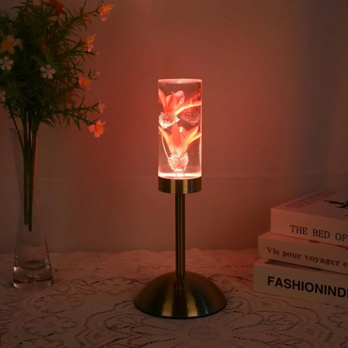 FloraGlow - LED Tischlampe mit blumenfülltem klarem Zylinderfuß