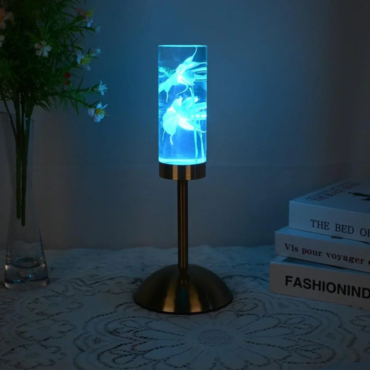 FloraGlow - LED Tischlampe mit blumenfülltem klarem Zylinderfuß