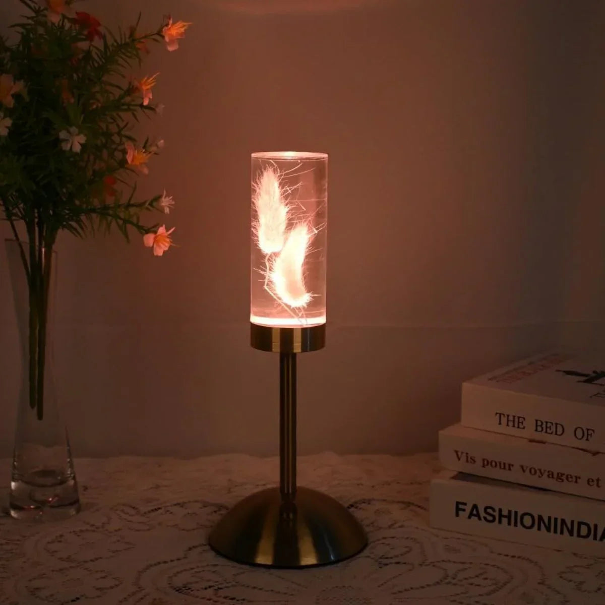 FloraGlow - LED Tischlampe mit blumenfülltem klarem Zylinderfuß