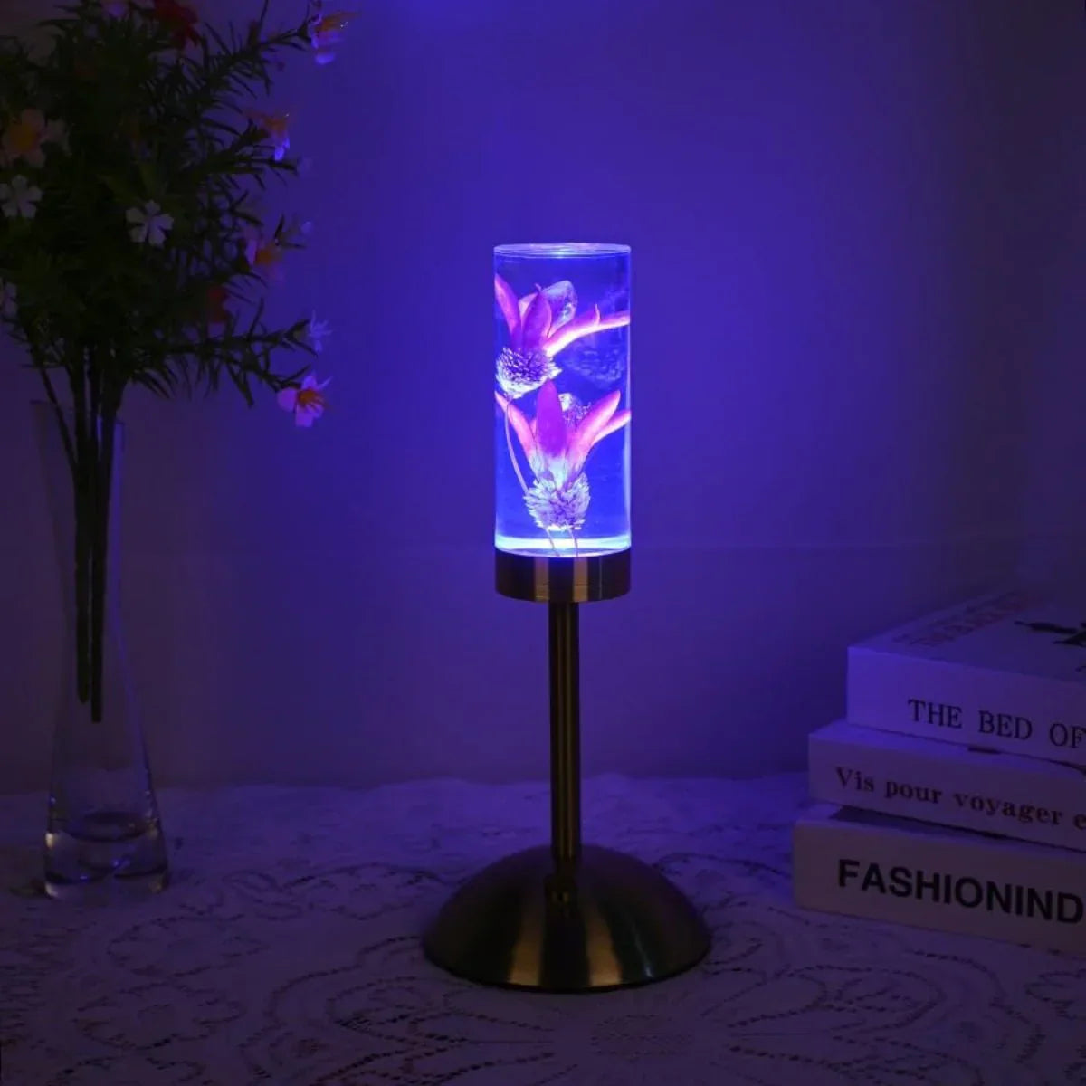 FloraGlow - LED Tischlampe mit blumenfülltem klarem Zylinderfuß