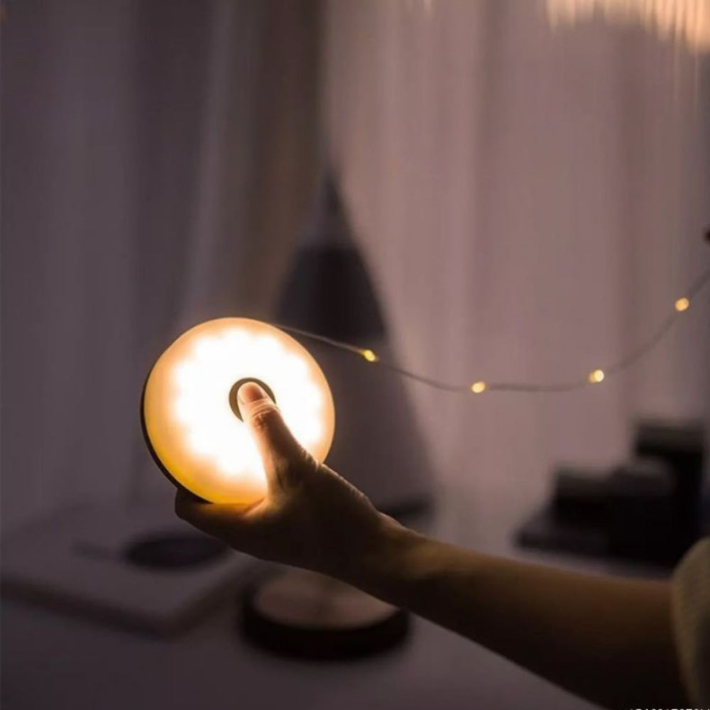 LumiFlex Wiederaufladbarer Tragbarer LED-Lichtstreifen mit Aufrollbarem Kabel und Aufhängung