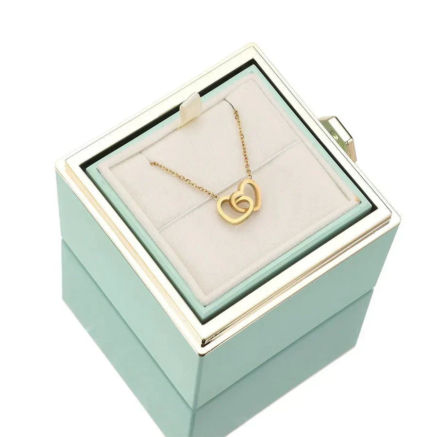 EternaBloom - Geschenkbox mit Halskette und konservierten Rosen in einer Luxusbox