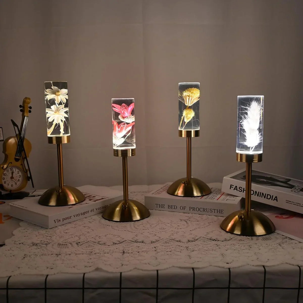 FloraGlow - LED Tischlampe mit blumenfülltem klarem Zylinderfuß