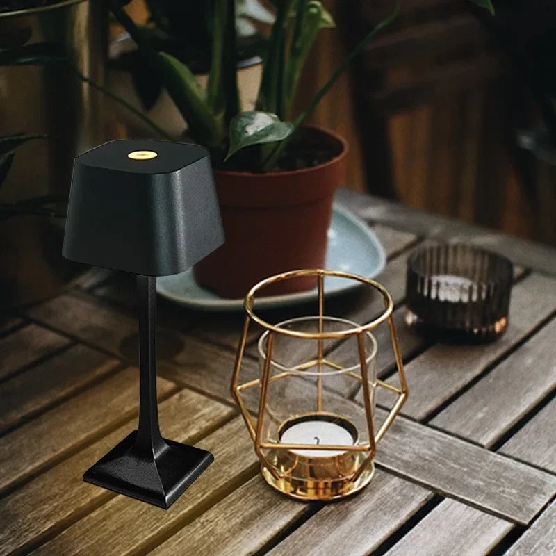 LumaLine - Schlanke Eleganz Tischlampe mit zylindrischem Schirm