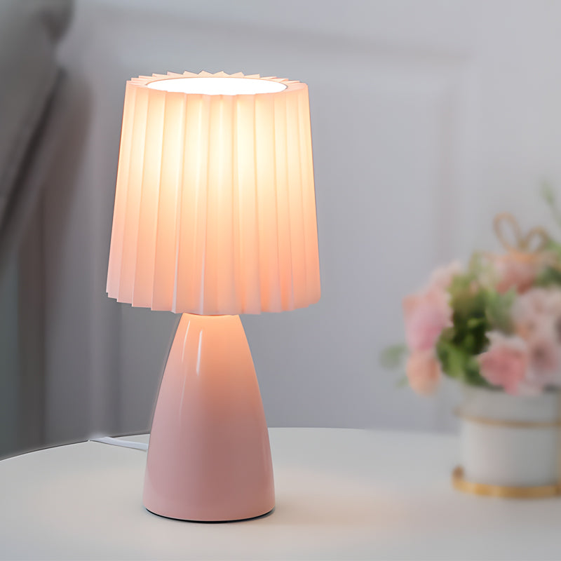 LumiElegance – Moderne Tischlampe mit plissiertem Stoffschirm
