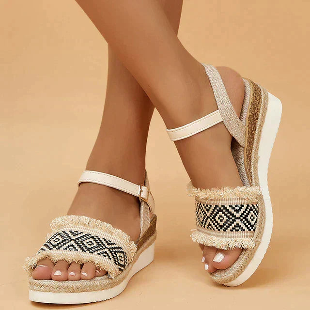 Elvira Elegante Kilesandalette mit verstellbarem Riemen und komfortabler Passform