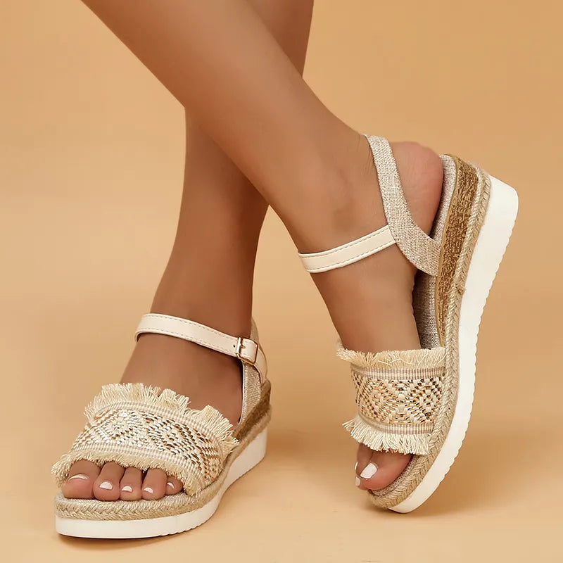 Elvira Elegante Kilesandalette mit verstellbarem Riemen und komfortabler Passform