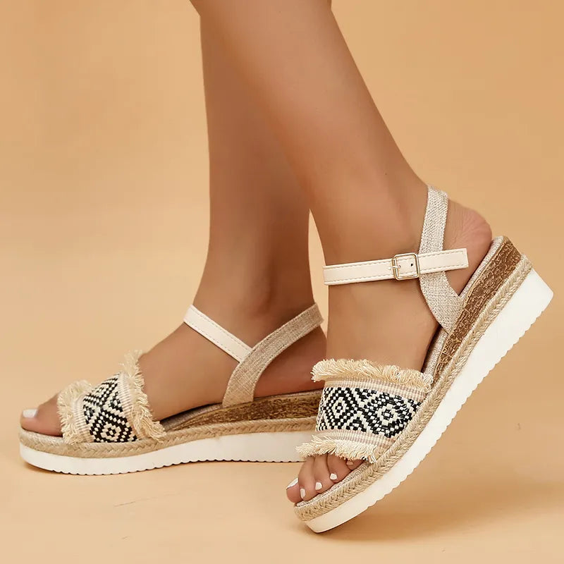 Elvira Elegante Kilesandalette mit verstellbarem Riemen und komfortabler Passform