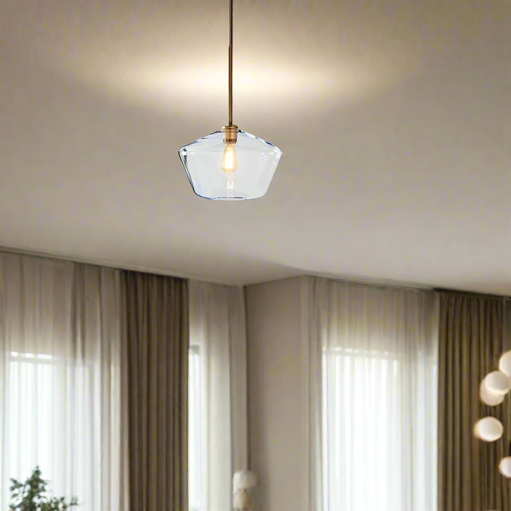LumaGlow - Elegante Pendelleuchte aus klarem Glas mit Messingfinish