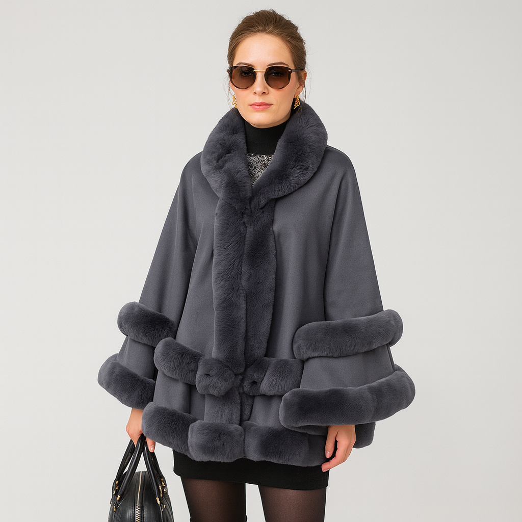 Friedela | Cape-Mantel mit flauschigem Besatz und Kapuze in Übergröße