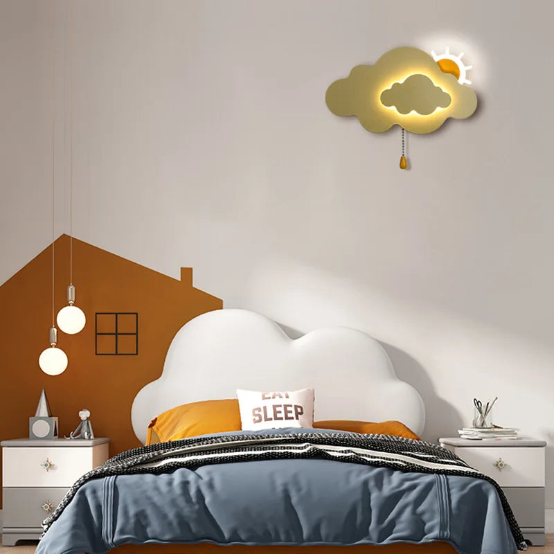 SolSky Wandleuchte – Fantasievolle wolkenförmige Lampe mit fröhlichem Sonnenmotiv für das Kinderzimmer