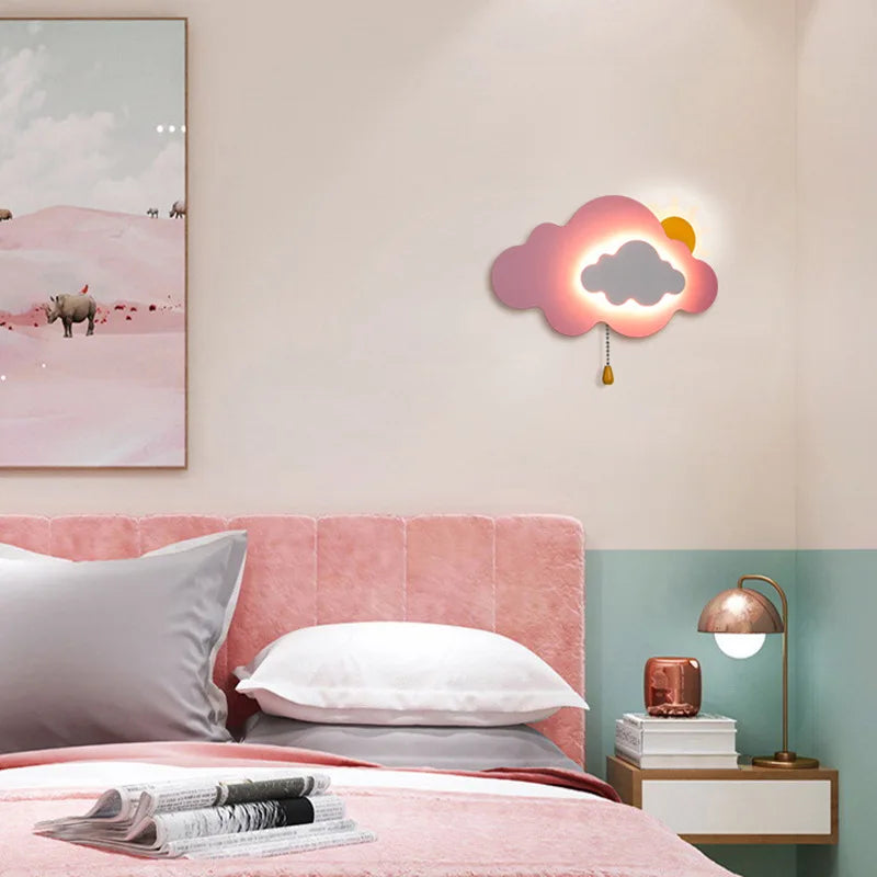 SolSky Wandleuchte – Fantasievolle wolkenförmige Lampe mit fröhlichem Sonnenmotiv für das Kinderzimmer