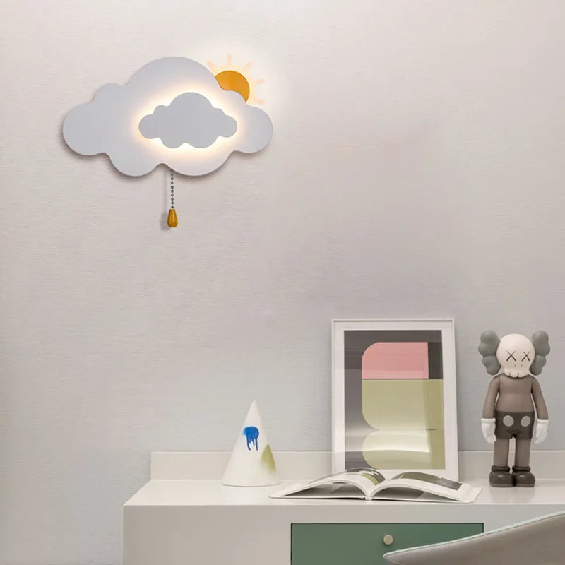 SolSky Wandleuchte – Fantasievolle wolkenförmige Lampe mit fröhlichem Sonnenmotiv für das Kinderzimmer