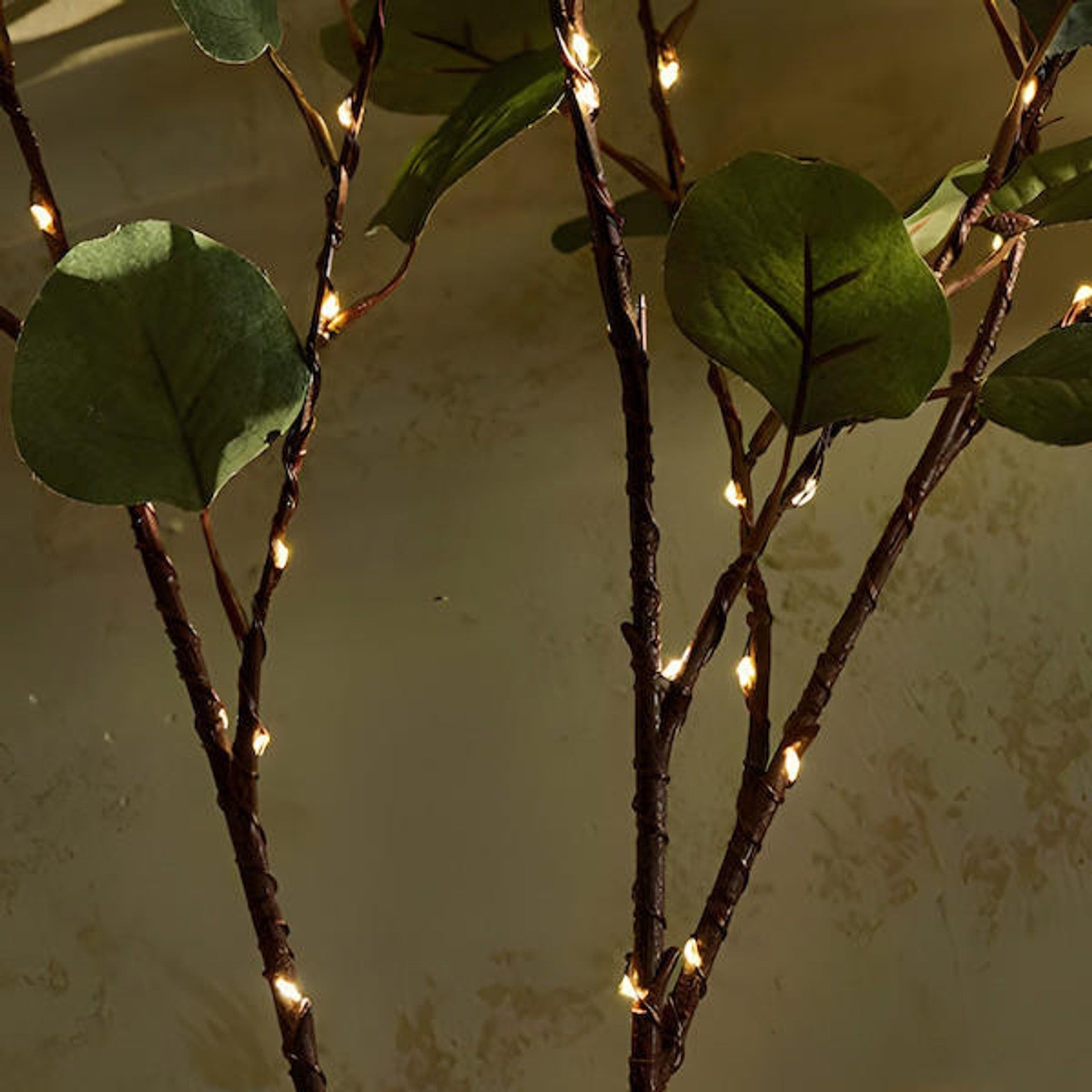 LumiFlor - LED-Blumen-Lichterkette mit realistischen Blättern und batteriebetriebenem Licht