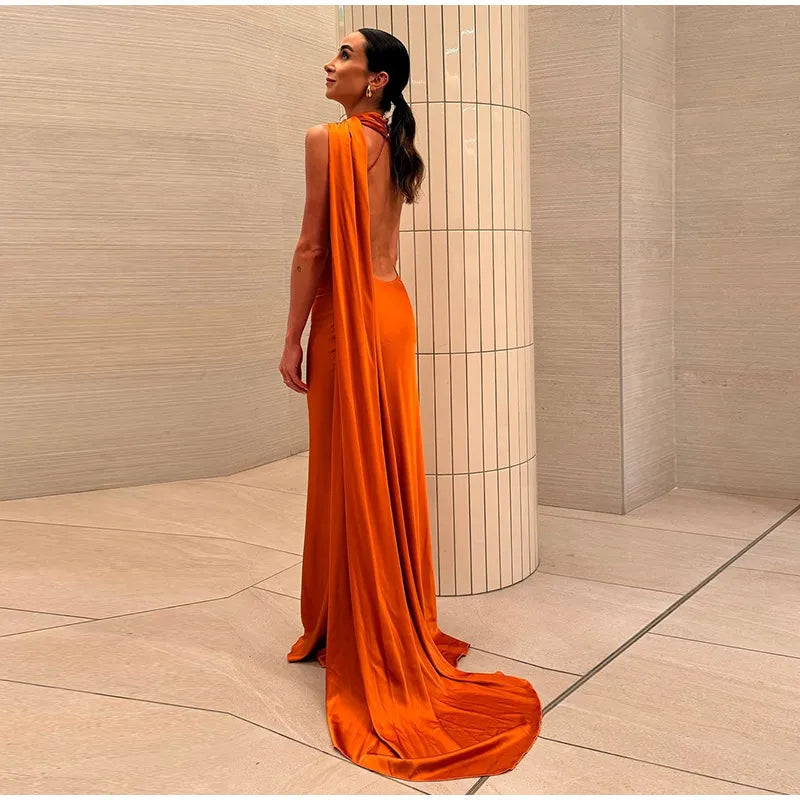 Elégance Nocturne – Elegantes Abendkleid mit Bindeschnitt und offenem Rücken