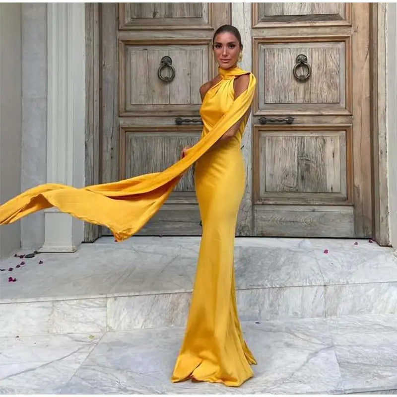 Elégance Nocturne – Elegantes Abendkleid mit Bindeschnitt und offenem Rücken