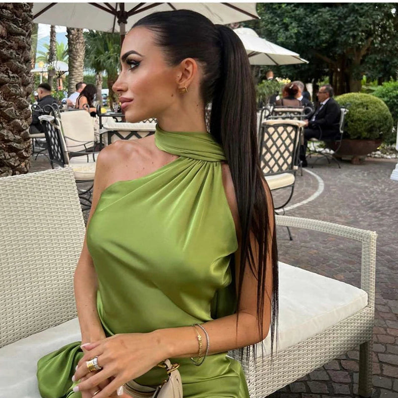 Elégance Nocturne – Elegantes Abendkleid mit Bindeschnitt und offenem Rücken