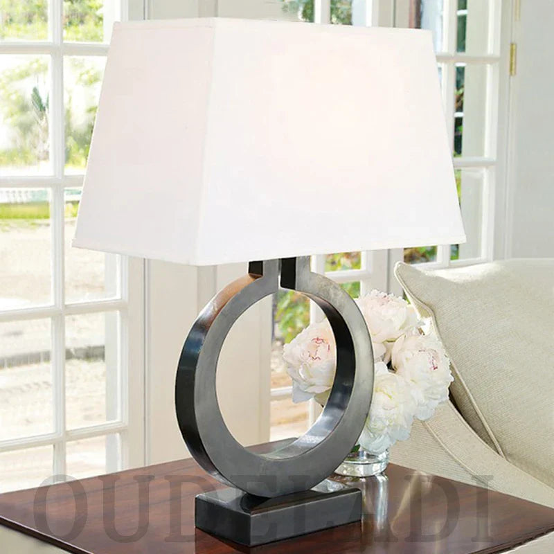 LumoEdge – Moderne Tischlampe mit eleganter schwarzer Basis