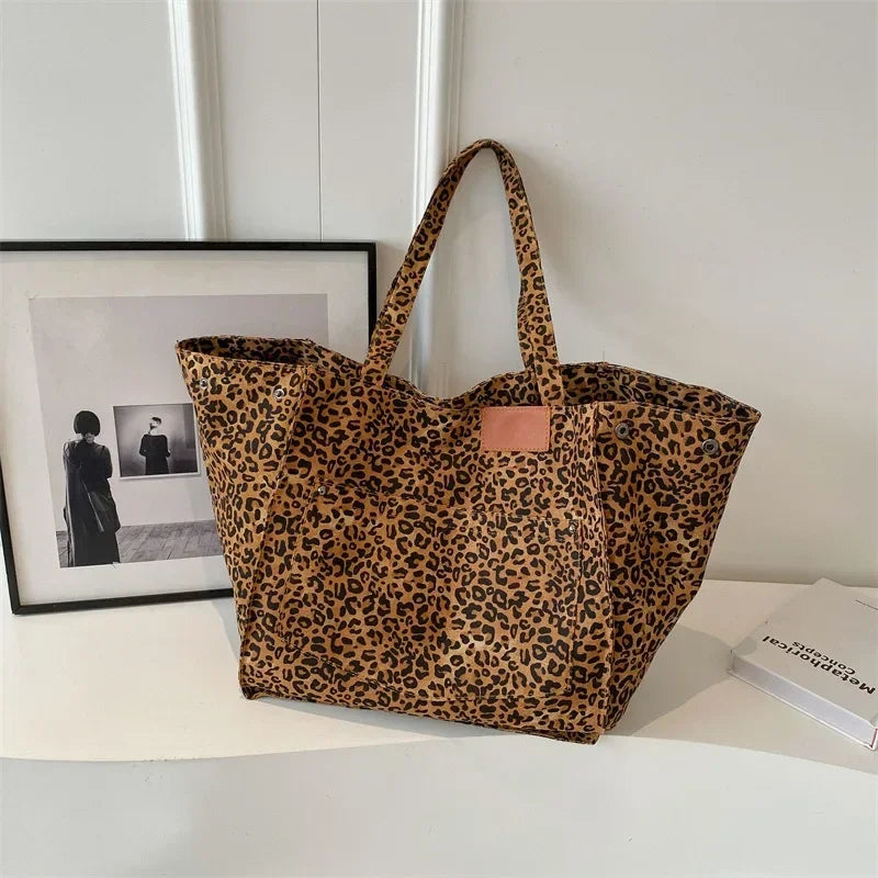 Leila - Oversized Leopard-Print Schultertasche