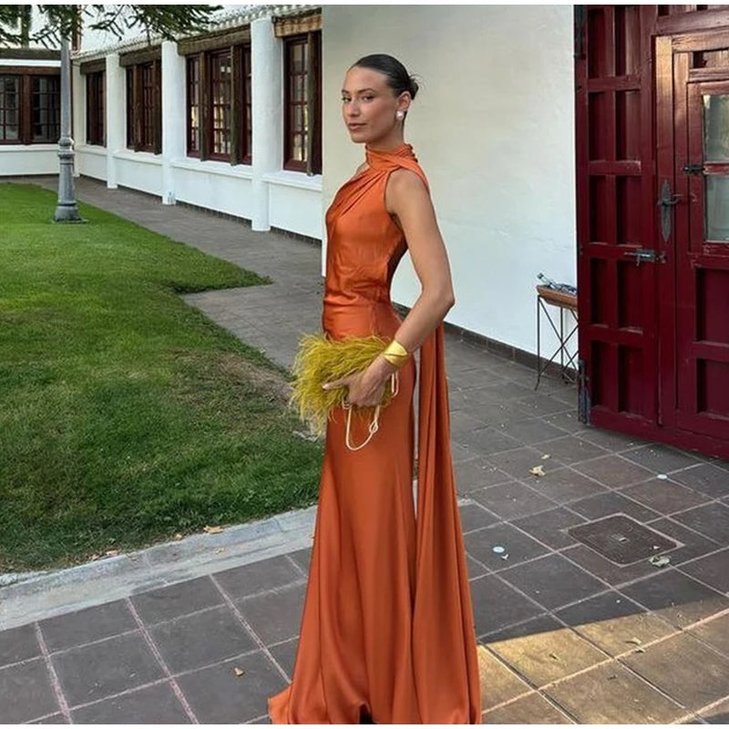 Elégance Nocturne – Elegantes Abendkleid mit Bindeschnitt und offenem Rücken