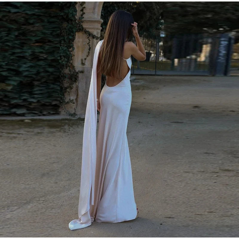 Elégance Nocturne – Elegantes Abendkleid mit Bindeschnitt und offenem Rücken