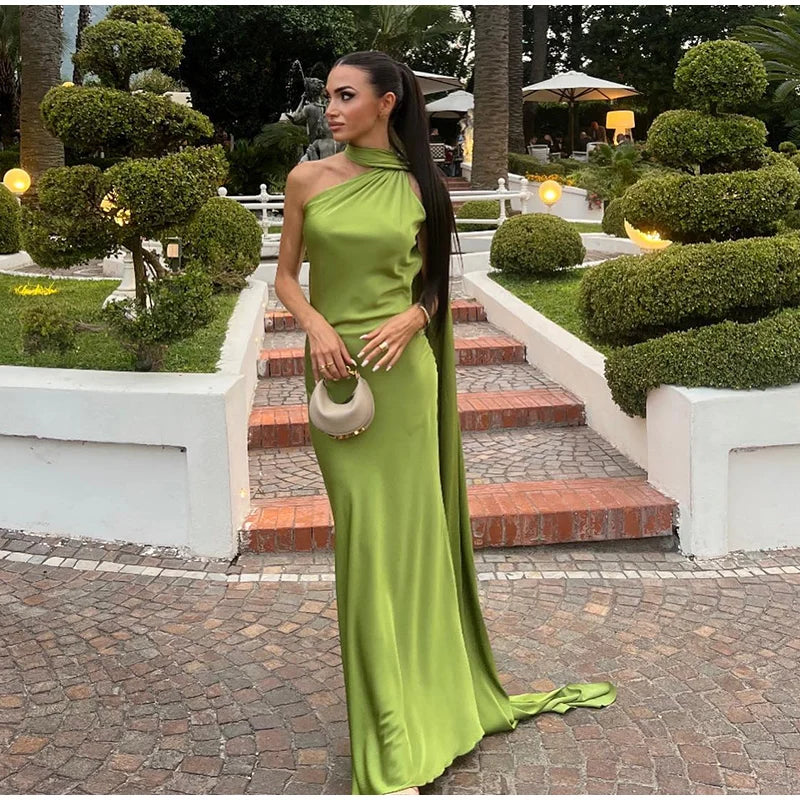 Elégance Nocturne – Elegantes Abendkleid mit Bindeschnitt und offenem Rücken