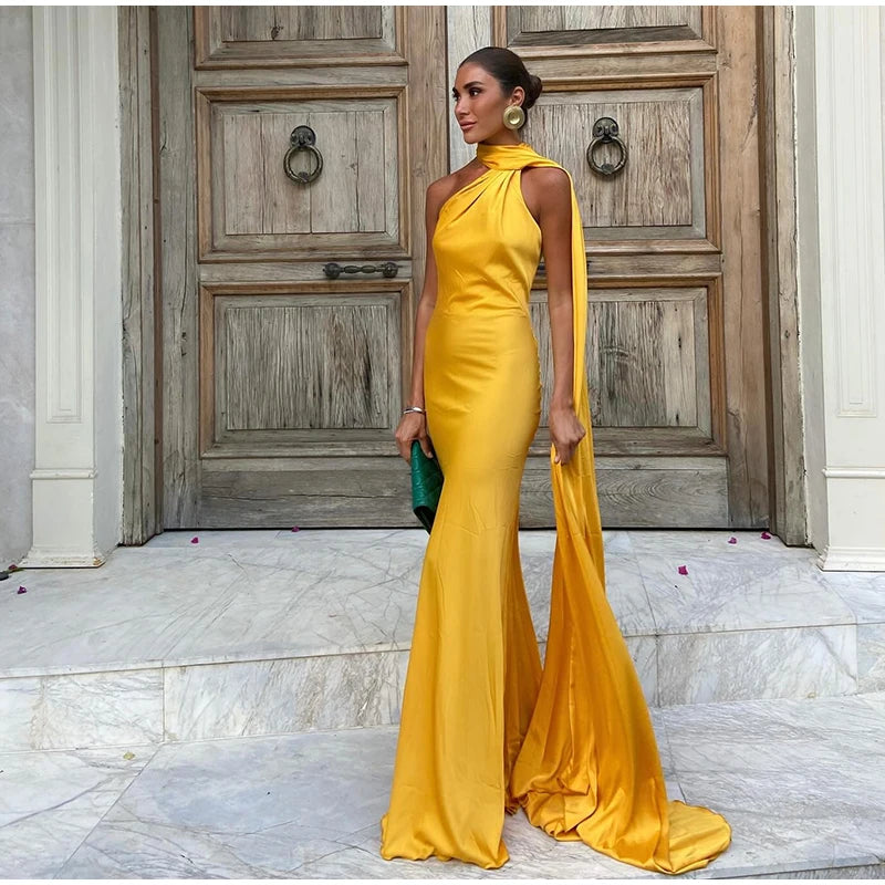 Elégance Nocturne – Elegantes Abendkleid mit Bindeschnitt und offenem Rücken