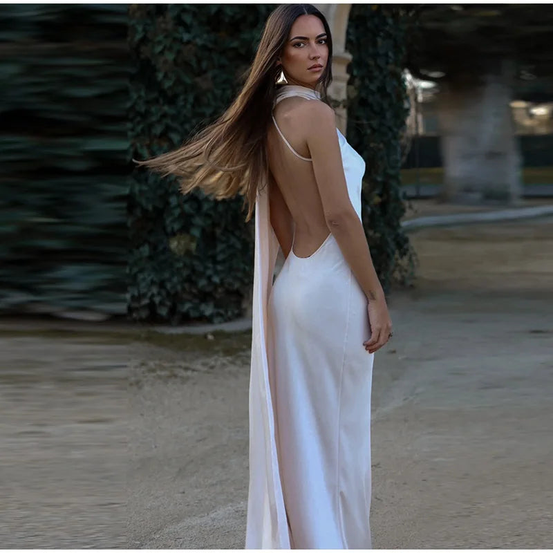 Elégance Nocturne – Elegantes Abendkleid mit Bindeschnitt und offenem Rücken